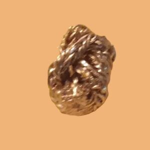🩷VIntage Avon Gold Tone Knotted Clip On Earrings.